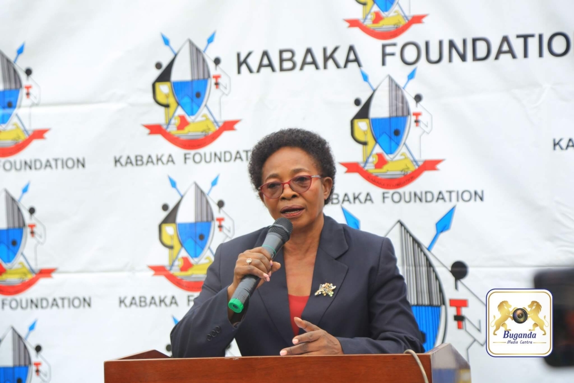 Owek. Choltilda Nakate Kikomeko ayogerera mu lukung’aana luno, n’akubira Kabaka Foundation mu ngalo mu kaweefube w’ebyobulamu n’okukubiriza abantu okwettanira obulamu obulungi